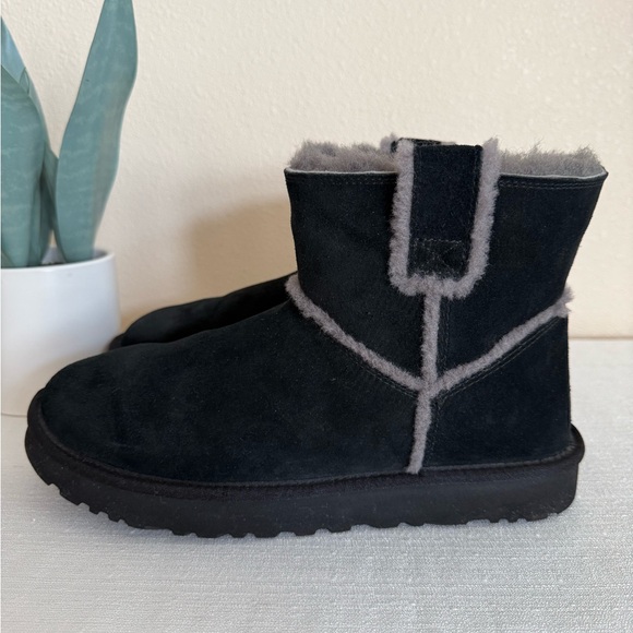 UGG Black Suede Gray Fur Lining/Trim Ankle Boots - Picture 2 of 13